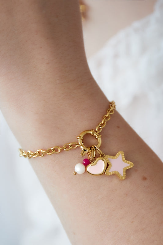 Mooi roze armbandje met speelse bedeltjes