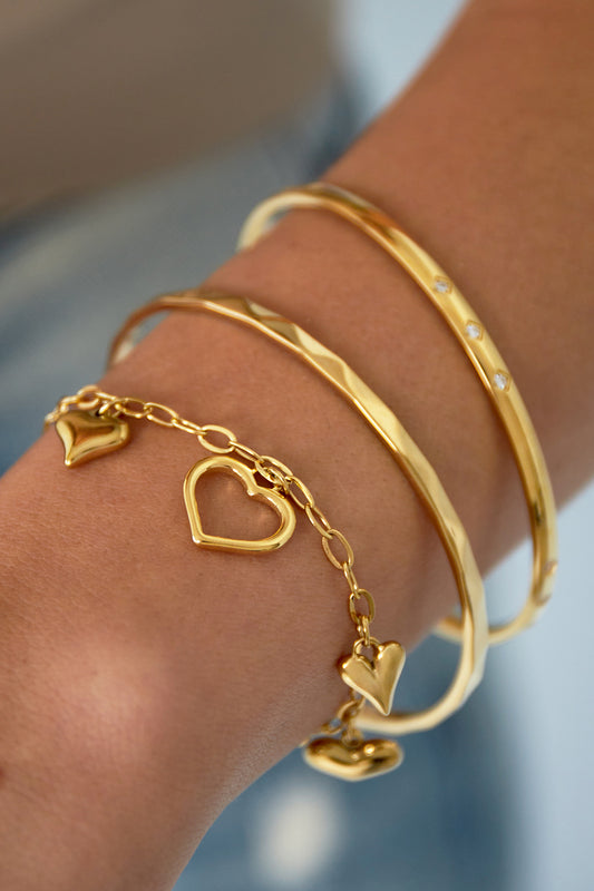 Armband met verbonden harten en gemengde hartbedels