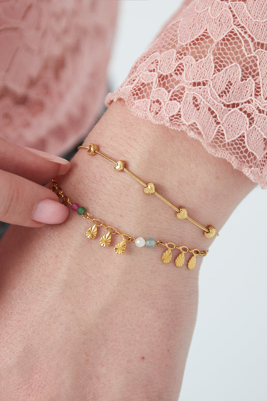 Armband met sierlijke hartjes