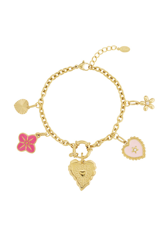 Gouden bedelarmband met roze en hartdetails