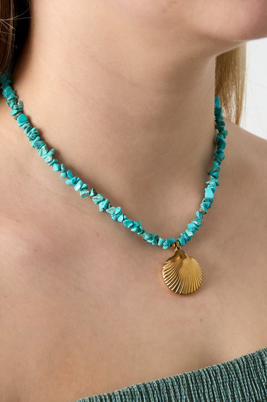 Turquoise kralenketting met gouden schelp
