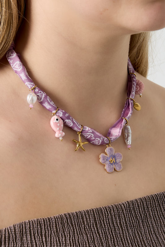Speelse bedelketting met bloemen en schelpen