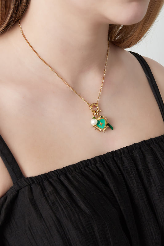 Ketting met groene bedels en hartje