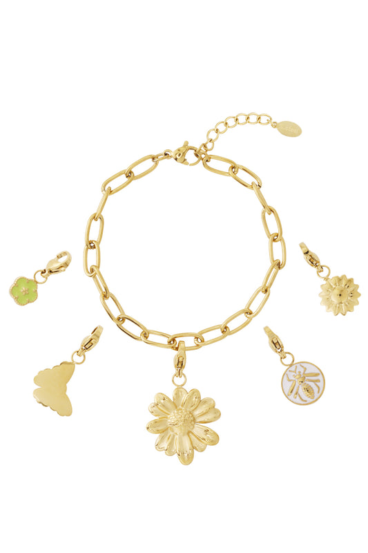 Gouden tuinbedelarmband met bloemen- en insectenhangers