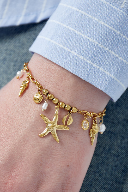 Gouden strandarmband met parels en schelpen