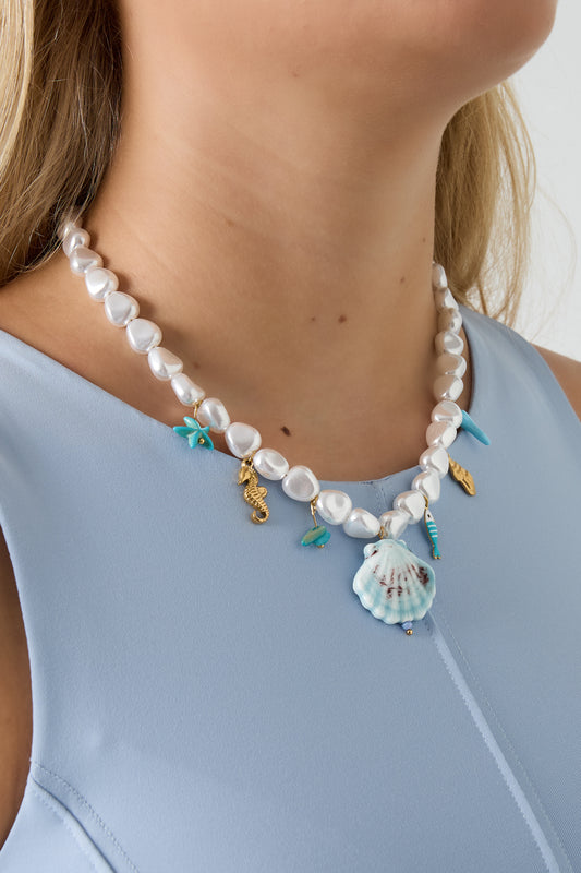 Parelketting met kleurrijke bedels