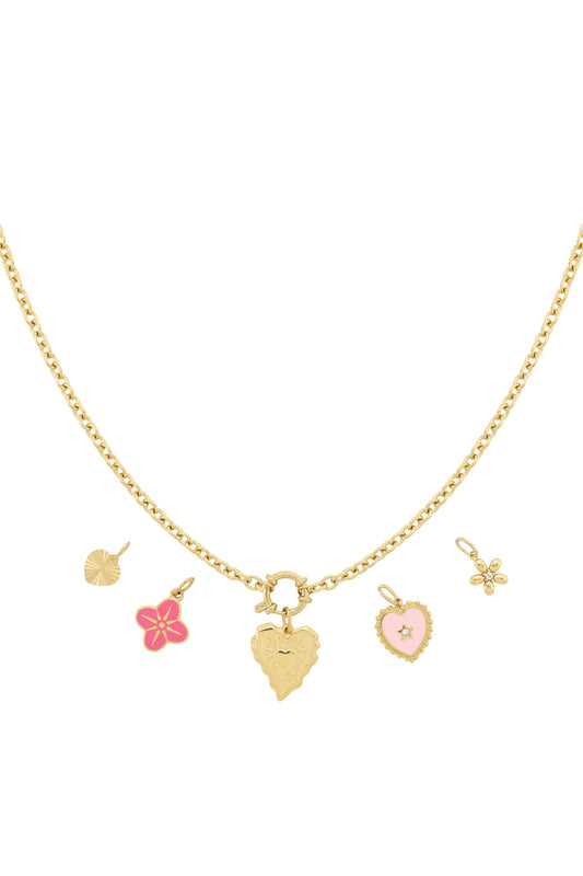Ketting met hartbedel en roze accenten