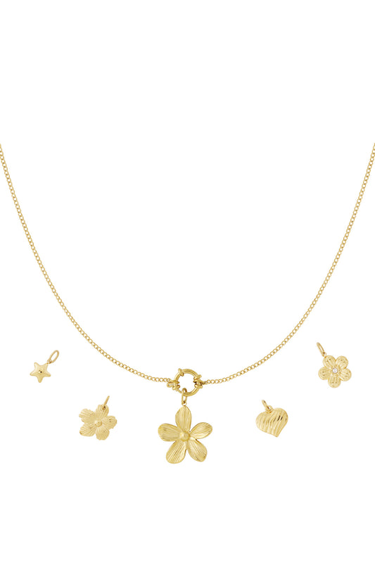 Bloemenketting met speelse bedeltjes