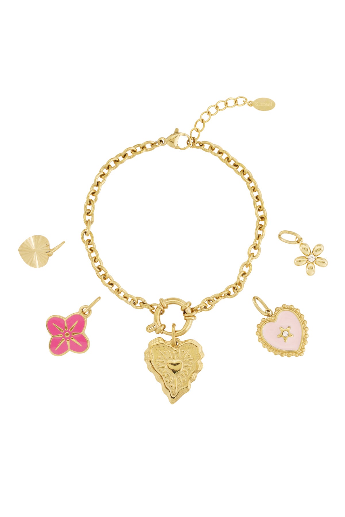 Gouden bedelarmband met roze en hartdetails